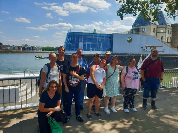 Sie sehen ein Bild, auf dem viele vor dem Eingang vom Schokoladenmuseum stehen.